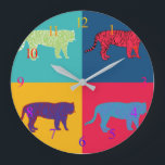 Pop Art Tigers Große Wanduhr<br><div class="desc">Pop-Kunsttigers auf individuellem Hintergrund cooles Sommerdesign.</div>