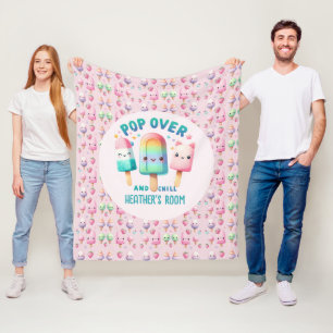 Pop im Zimmerdekor der Girl's Bedroom on Over and Fleecedecke