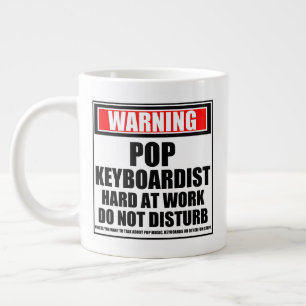 Pop-Keyboarder bei der Arbeit warnen Jumbo-Tasse
