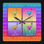 Pop-Kunst MARTINI-quadratische WAND-UHR Quadratische Wanduhr<br><div class="desc">Das Klassikermartini-Glas erhält eine Popkunstbehandlung in einem Regenbogen von Farben. Die traditionelle Olive schmückt die Regenbogen-Pop-Kunstmartinis mit einem Schlag des Spaßes in dieser zeitgenössischen, retro inspirierten Grafik für etwas wahres Glück der glücklichen Stunde! Vervollkommnen Sie für jeden Martini-Liebhaber - diese grafische Popkunst des Spaßes von Martini-Gläsern setzt einiges treten herein...</div>