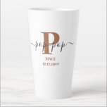Pop-Pop Elegante Script Monogram Brown White Milchtasse<br><div class="desc">Letzte Tasse für einen neuen Pop-Pop oder lange etablierte! die Sie mit dem Datum personalisieren können, an dem sie zum Großvater wurden. Dieses trendige minimalistische Design hat eine moderne Farbpalette aus braun, schwarz und weiß. Es hat ein Pop-Pop Monogramm, mit dem Anfangsbuchstaben P und dem Namen Pop-Pop, in der modernen...</div>
