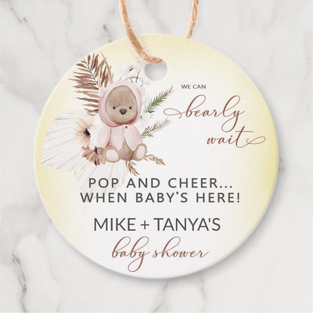 Pop und Fröhlichkeit warten früh auf Bärendusche. Geschenkanhänger (Vorderseite)