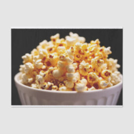 Popcorn im schwarzen Hintergrund Seidenpapier