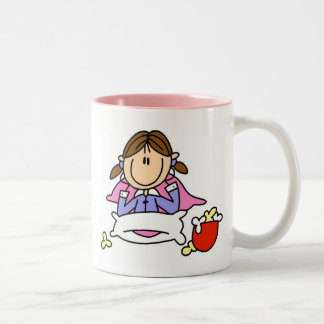 Popcorn und Pyjama-Tasse Zweifarbige Tasse
