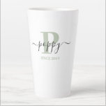 Poppy Elegant Script Monogram Silver Green Milchtasse<br><div class="desc">Letzte Tasse für einen neuen Mohn oder seit langem etablierten Vater, die Sie mit dem Datum, an dem sie Vater werden personalisieren können. Dieses trendige minimalistische Design hat eine subtile Farbpalette aus silbergrün, schwarz und weiß. Es hat ein Mohnmonogramm, mit dem Anfangsbuchstaben P und dem Namen Mohn, in modernen Typografie...</div>