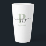 Poppy Elegant Script Monogram Silver Green Milchtasse<br><div class="desc">Letzte Tasse für einen neuen Mohn oder seit langem etablierten Vater, die Sie mit dem Datum, an dem sie Vater werden personalisieren können. Dieses trendige minimalistische Design hat eine subtile Farbpalette aus silbergrün, schwarz und weiß. Es hat ein Mohnmonogramm, mit dem Anfangsbuchstaben P und dem Namen Mohn, in modernen Typografie...</div>