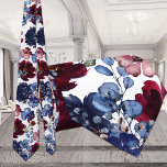 Poppy & Peony Red White & Blue Wedding Krawatte<br><div class="desc">Eine farbenfrohe,  rot,  weiß & blau,  bordeauxrote Hochzeitshacke mit marineblau-bordeauxblauen und bordeauxroten Mohnchen und Torfbäumen mit weißem Hintergrund.</div>