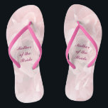 Poppy Petals Hochzeit Mutter der Bride Flip Flops<br><div class="desc">Diese hübschen rosa Mohnblütenmuster Mother of the Bride Hochzeitskippen schaffen eine zarte,  zarte Stimmung für den festlichen Anlass vor uns. Der gesamte Text kann für Ihre besondere Veranstaltung angepasst werden.</div>