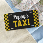 Poppy-Taxi | Funny Custom Grandpa Nickname US Nummernschild<br><div class="desc">Nimmt Opa seine Enkel in der Schule oder bei Aktivitäten ab? Mit diesem lustigen Nummernschild mit dem "Poppy's Taxi" in gelb-weiß Buchstaben mit karierten Taxibildern offiziell machen. Passen Sie auf Wunsch mit seinem bevorzugten Großvater Nickname an.</div>