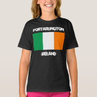 Portarlington, Irland mit der irischen Flagge Girl