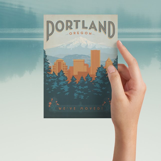 Portland, Oregon | Wir haben uns bewegt Einladungspostkarte (Person holding postcard)