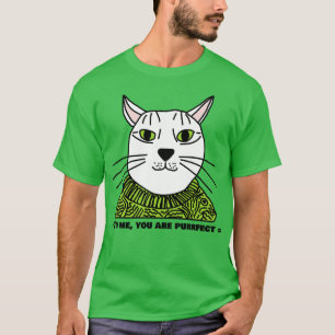 Portrait der perfekten Katze mit grünen Augen und T-Shirt