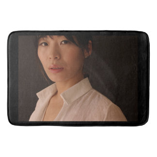 Portrait einer jungen Frau Badematte