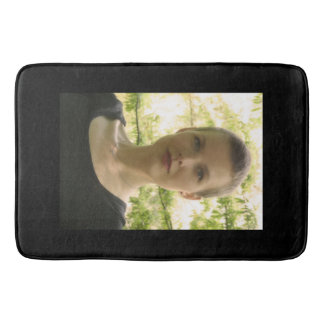 Portrait einer jungen Frau Badematte