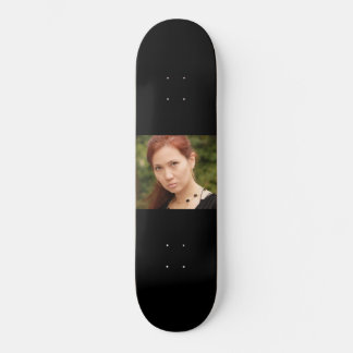 Portrait einer jungen Frau Skateboard