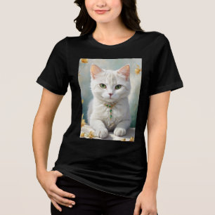 Portrait einer niedlichen Katze mit Schmuck. Tri-Blend Shirt