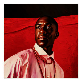 Portrait eines vertrauten Mannes in rosa Shirt mit Poster