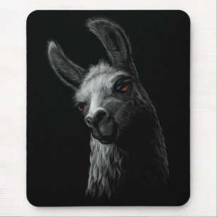 Portrait Head Niedlich Llama mit schwarzem Hinterg Mousepad