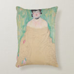 Portrait von Amalie Zuckerkandl von Gustav Klimt Dekokissen<br><div class="desc">Das unvollendete Portrait von Amalie Zuckerkandl (1917) von Gustav Klimt ist ein Vintages Viktorianisches Kunstporträt aus der Ära mit einer Frau, die sich mit den Armen in Richtung der Stadt gefaltet und von der Schultergurke, die zum Boden fließt, sitzt. Kunstkritiker sagen voraus, dass dieses Werk Klimts klassische Goldblatttechnik eingebunden hätte....</div>