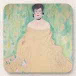 Portrait von Amalie Zuckerkandl von Gustav Klimt Getränkeuntersetzer<br><div class="desc">Das unvollendete Portrait von Amalie Zuckerkandl (1917) von Gustav Klimt ist ein Vintages Viktorianisches Kunstporträt aus der Ära mit einer Frau, die sich mit den Armen in Richtung der Stadt gefaltet und von der Schultergurke, die zum Boden fließt, sitzt. Kunstkritiker sagen voraus, dass dieses Werk Klimts klassische Goldblatttechnik eingebunden hätte....</div>