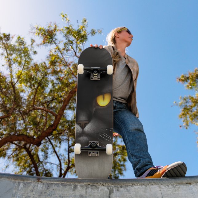 Portrait von Angry Fluffy Black Persian Cat Face Skateboard (Außenbereich 1)