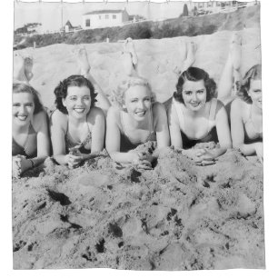 Portrait von fünf jungen Frauen, die am Strand lie Duschvorhang