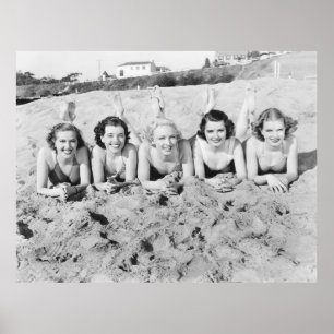 Portrait von fünf jungen Frauen, die am Strand lie Poster