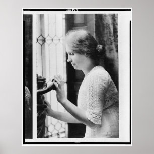 Portrait von Helen Keller Berühren einer Statue Poster