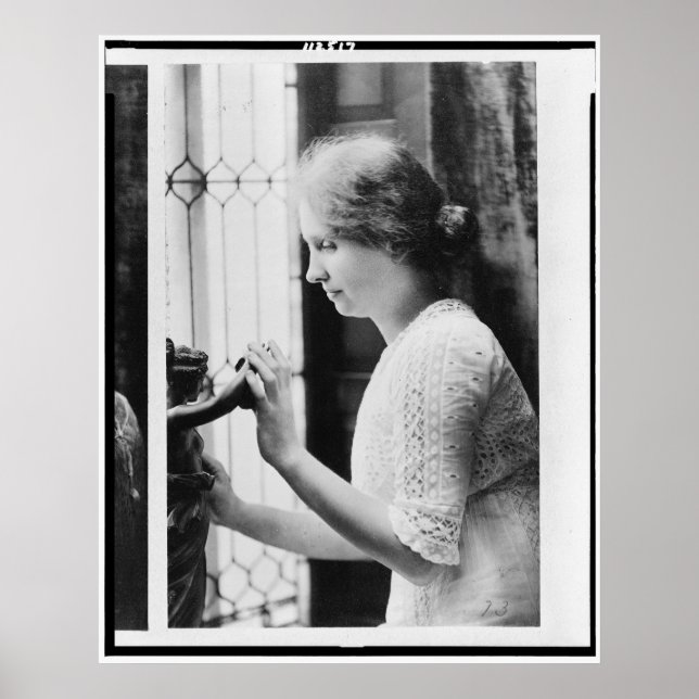 Portrait von Helen Keller Berühren einer Statue Poster (Vorne)