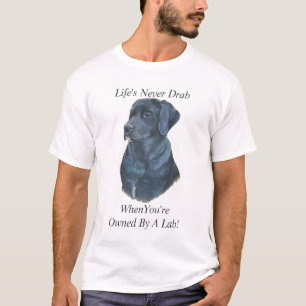 Portrait von Schwarzem Labrador Hund mit lustigem  T-Shirt