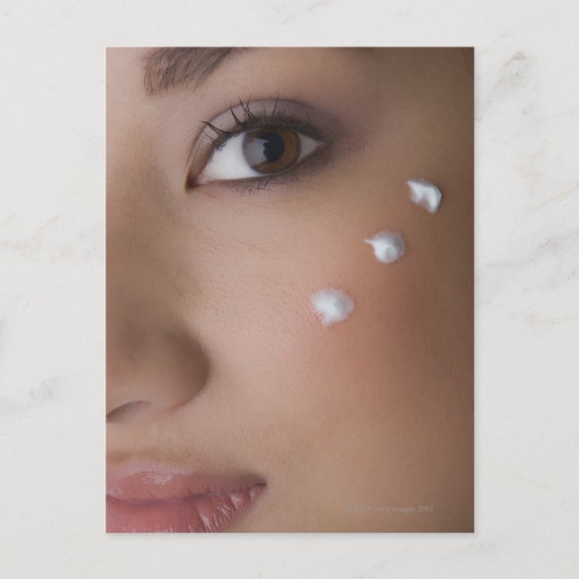 Porträt einer jungen Frau mit Creme auf ihr Postkarte (Vorderseite)