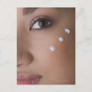 Porträt einer jungen Frau mit Creme auf ihr Postkarte