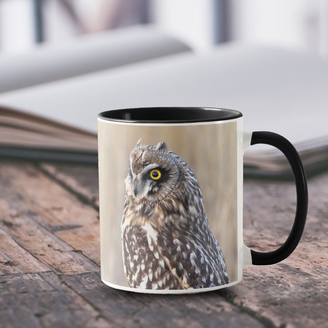Porträt einer Kurzen Eule in den Marschen Tasse (Short-Eared Owl in the Marshes 11 oz Coffee Mug Cover Photo.)