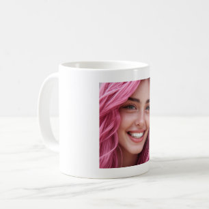 Porträt einer lächelnden Frau mit rosa Haaren auf Kaffeetasse