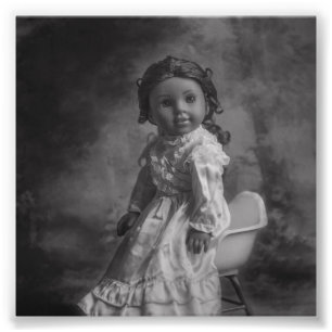 Porträt einer Puppe im Vintage-Stil - Tiana sitzen Fotodruck