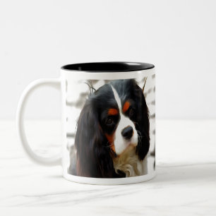 Porträt eines Cavalier King Charles Spaniels Zweifarbige Tasse