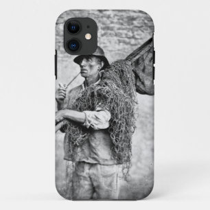 Porträt eines Fischers, der seine Netze trägt (b iPhone 11 Hülle