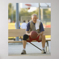 Porträt eines reifen Mannes mit Basketballspiel