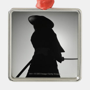 Porträt eines Samurai-Kriegers, der eine Klinge Silbernes Ornament