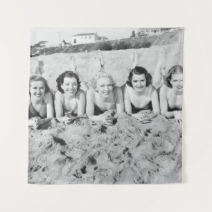 Porträt von fünf jungen Frauen, die am Strand lieg Wandteppich