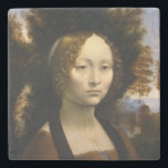 Porträt von Ginevra de Benci durch Leonardo da Steinuntersetzer<br><div class="desc">Porträt von Ginevra de' Benci durch Leonardo da Vinci, Ei Tempera und Öl auf hölzerner Platte, ist eine frühe Malerei durch den ikonenhaften Meister der hohen italienischen Renaissance einer ernsten, ernsten jungen Frau, die von einer ausführlichen, atmosphärischen Landschaft anstarrt. Glatt modelliert da Vincis in der einzigartigen sfumato ("rauchig ") Chiaroscurotechnik,...</div>