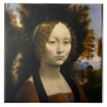 Porträt von Ginevra de Benci von Leonardo da Vinci Fliese<br><div class="desc">Das Portrait von Ginevra de' Benci von Leonardo da Vinci, Ei-Tempel und Öl auf Holzplatten, ist ein frühes Gemälde des berühmten Meisters der Hochitalienischen Renaissance einer feierlichen, ernsten jungen Frau, die aus einer detaillierten, stimmungsvollen Landschaft blickt. Das Porträt, das in der einzigartigen Chiaroscuro-Technik da Vincis sfumato ("smoky") modelliert wurde, verkörpert...</div>