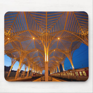 Portugal, Lissabon. Ansicht des modernen Bahnhofs Mousepad