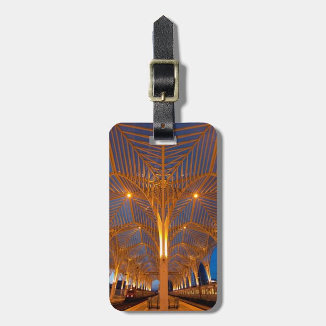 Portugal, Lissabon. Blick auf den modernen Bahnhof Gepäckanhänger (Vorderseite vertikal)