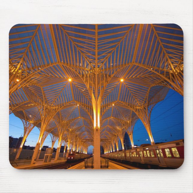 Portugal, Lissabon. Blick auf den modernen Bahnhof Mousepad (Vorne)