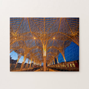 Portugal, Lissabon. Blick auf den modernen Bahnhof Puzzle