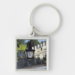 Portugal, Obidos. Eisene Straßenlaterne und 14. Ja Schlüsselanhänger
