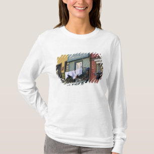 Portugal, Oporto (Porto). Frau beim Aufhängen von  T-Shirt