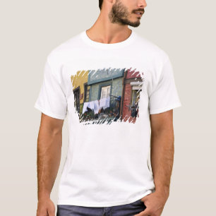 Portugal, Oporto (Porto). Frau beim Aufhängen von T-Shirt