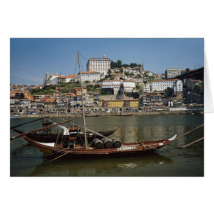 Portugal, Porto, Boot mit Weinfässern